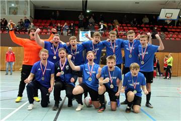 In einem abschließenden Sechsmeterschießen gegen die punkt- und torgleiche Oldendorfer Viktoria sicherte sich Elslis U16 den Hallenkreismeistertitel.  