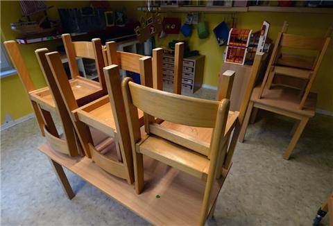 Stühle stehen in einem Kindergarten auf den Tischen