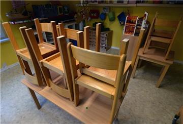 Stühle stehen in einem Kindergarten auf den Tischen