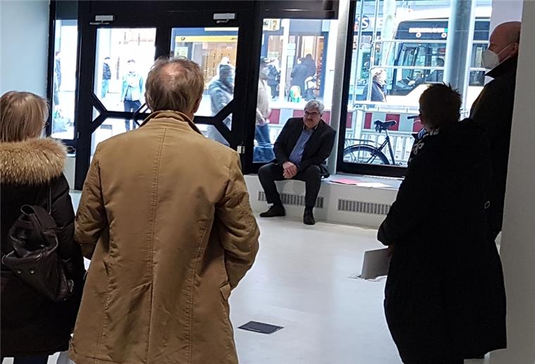 In einem leeren Ladengeschäft stellte sich Oberbürgermeister Melf Grantz den Fragen der Innenstadt-Einzelhändler.