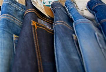 Jeanshosen liegen in einem Geschäft
