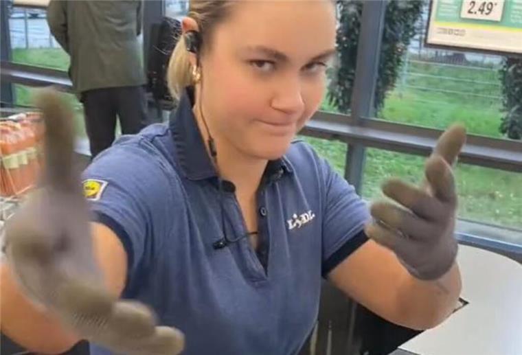 In einem lustigen und sympathischen Video auf TikTok zeigt diese Kassiererin nervige Gewohnheiten von Kunden auf.