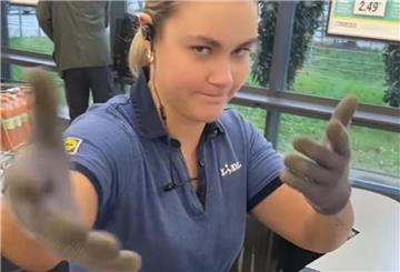 In einem lustigen und sympathischen Video auf TikTok zeigt diese Kassiererin nervige Gewohnheiten von Kunden auf.