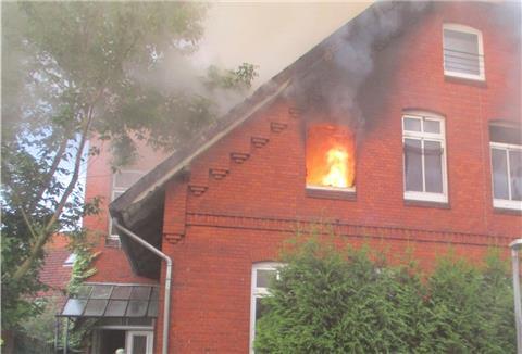 In einem Mehrfamilienhaus in Stade ist Montagfrüh ein Feuer ausgebrochen. Verletzt wurde niemand, die Ursache ist noch unklar.