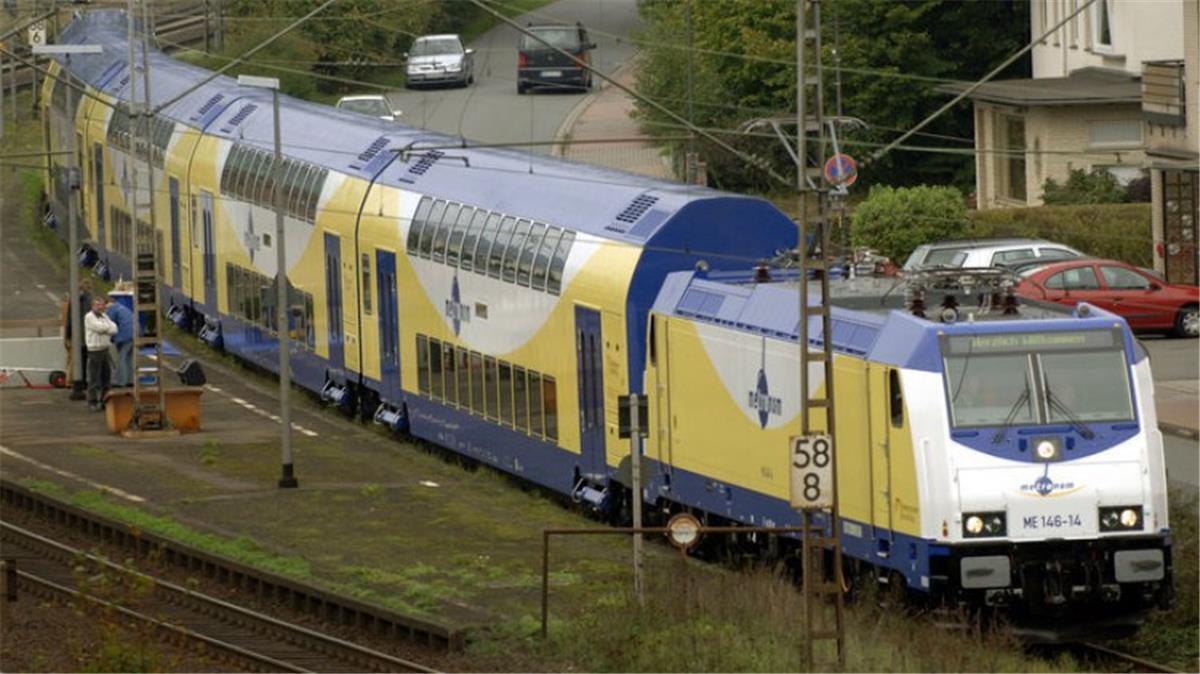 In einem Metronom auf der Strecke Bremen-Hamburg ist ein 22-Jähriger mit einem Messer auf Fahrgäste losgegangen. Verletzt wurde niemand. 