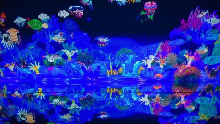 In einem Raum des teamLab-Museums können Kinder etwa Quallen und Schildkröten zeichnen, die als digitale Kopien über die ozeanisch schimmernden Wände gleiten.