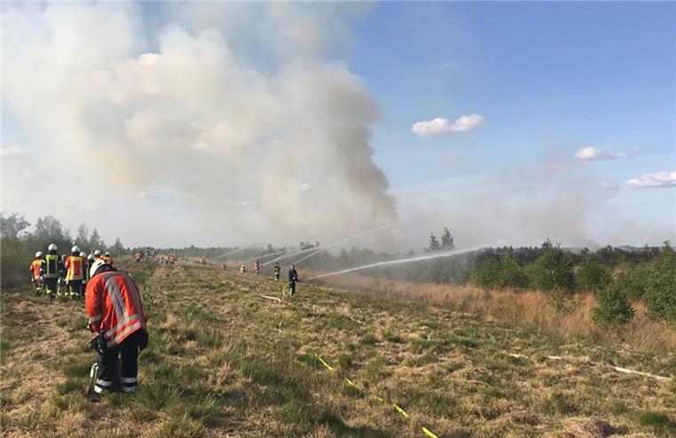 In einem Torfabbaugebiet ist ein Moorbrand ausgebrochen. 17 Feuerwehren aus den Landkreisen Leer, Cloppenburg und Emsland seien im Einsatz, sagte ein Polizeisprecher am Dienstag.

