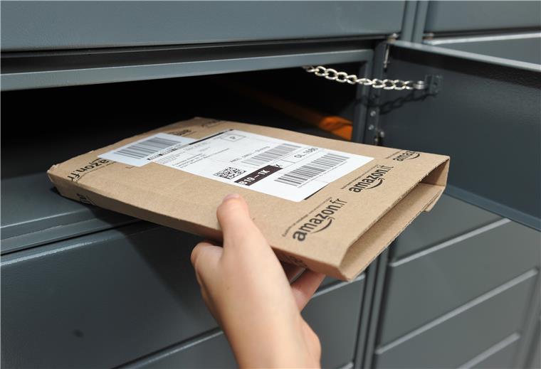 In einem Verteilzentrum werden Pakete aus den Logistikzentren für die Auslieferung an den Kunden, bevor sie durch lokale Partner ausgeliefert werden.