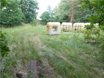 In einem Wald in der Gemarkung Geestenseth sind illegal Öltanks entsorgt worden.