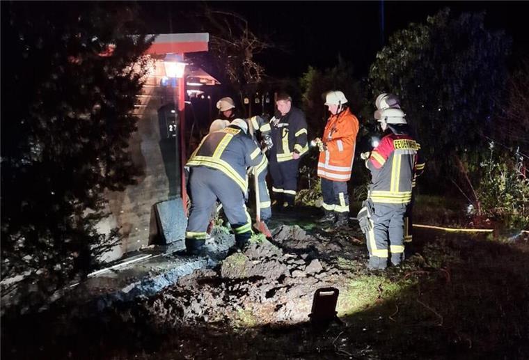 Dauerregen erschwert den Kampf gegen die Wassermassen In einem Wochenendgebiet in Wehdel drohte Wasser in ein Haus zu laufen. Der Dauerregen erschwerte den Einsatz der Feuerwehr.