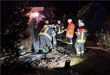 In einem Wochenendgebiet in Wehdel drohte Wasser in ein Haus zu laufen. Der Dauerregen erschwerte den Einsatz der Feuerwehr.