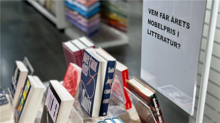 Bekommt Salman Rushdie diesmal den Literaturnobelpreis? In einer Buchhandlung in Stockholm liegen Bücher von potenziellen Anwärtern auf den diesjährigen Literaturnobelpreis aus. Darunter sind auch Werke der Deutschen Jenny Erpenbeck.