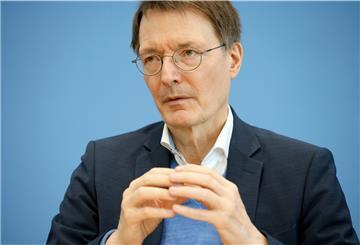 Karl Lauterbach (SPD), Bundesminister für Gesundheit, spricht bei einer Pressekonferenz zur weiteren Entwicklung der Corona-Lage teil