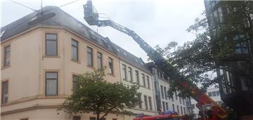 In einer Dachgeschoss-Wohnung in der Uhlandstraße hat es gebrannt. Zum Glück befanden sich keine Menschen mehr in dem Gebäude.