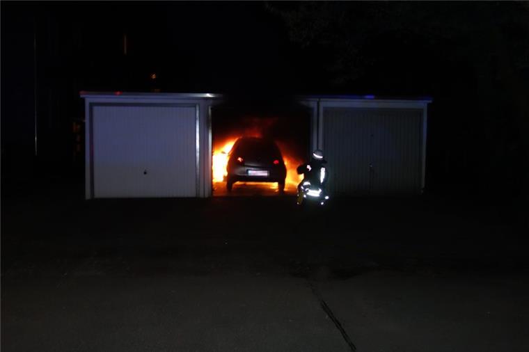 Auto brennt in Wulsdorfer Garage In einer Garage in Wulsdorf hat am Wochenende ein Auto gebrannt.