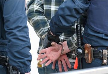 In einer gemeinsamen Aktion haben Polizeibeamte aus Rotenburg und Zeven zwei junge Männer aus Zeven festgenommen