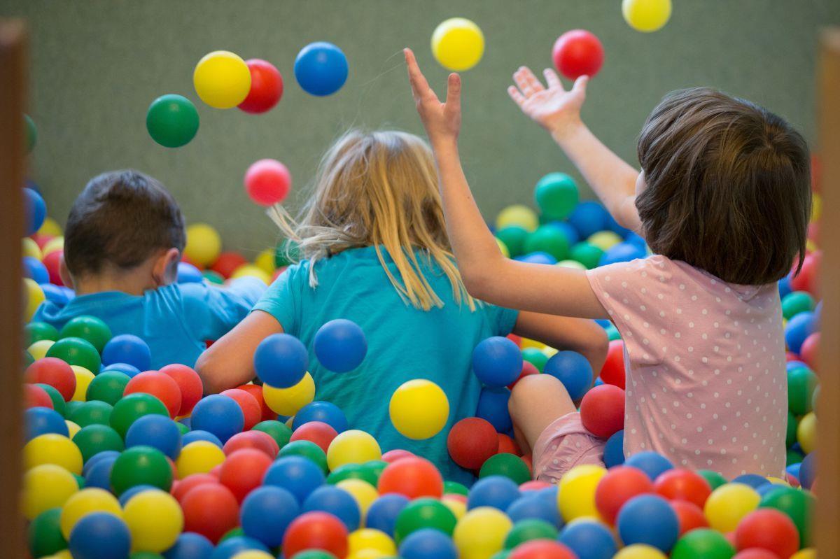 In einer Kleingruppe in einer Kita lernen entwicklungsverzögerte Kinder, sich sozial zu integrieren, Grenzen zu erkennen und Selbstbewusstsein aufzubauen. Die Gestaltung der wöchentlichen Förderstunde richtet sich ganz nach den Bedürfnissen des Kindes und erfolgt in der Regel in gelenkten Spielsituationen.  