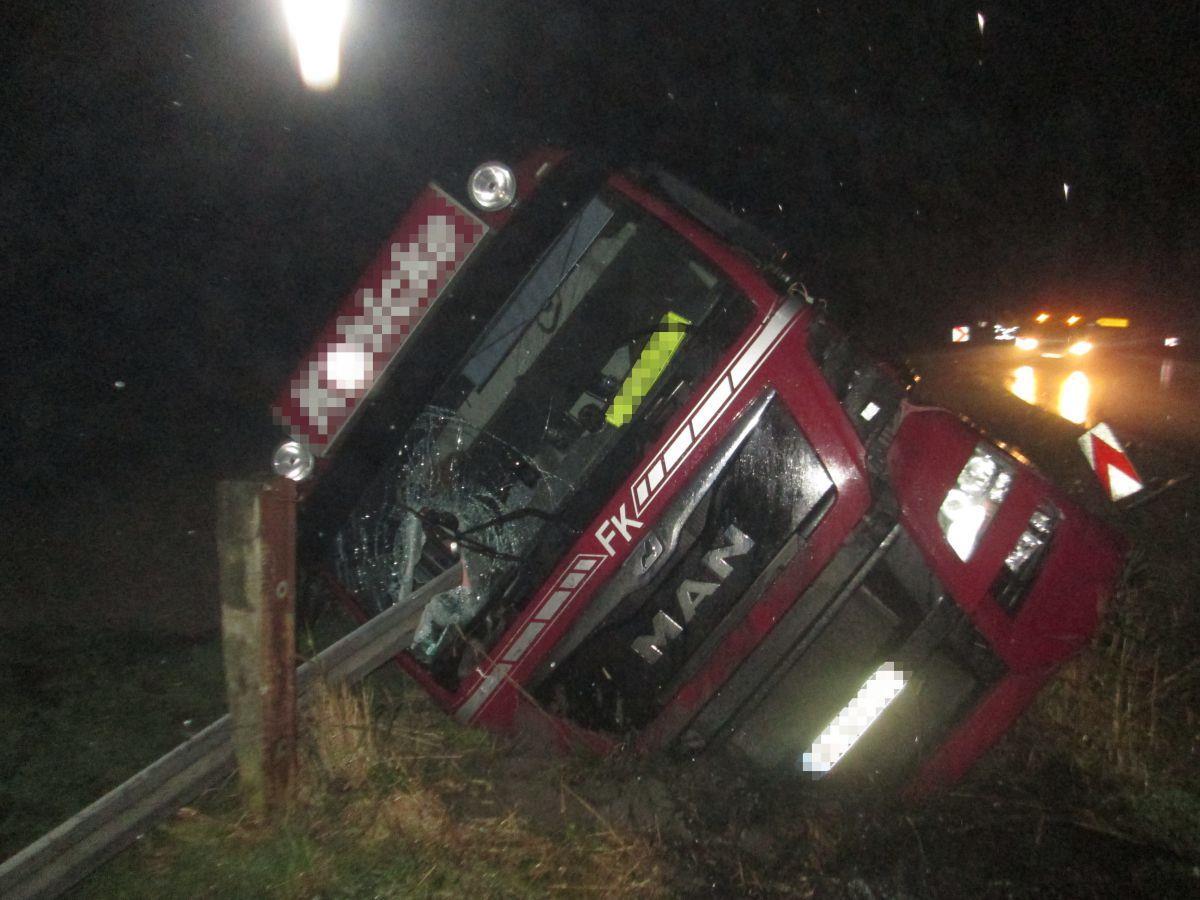 In einer Kurve ist in Butjadingen dieser Lastwagen von der Straße abgekommen. Der Fahrer war laut Polizei betrunken.
