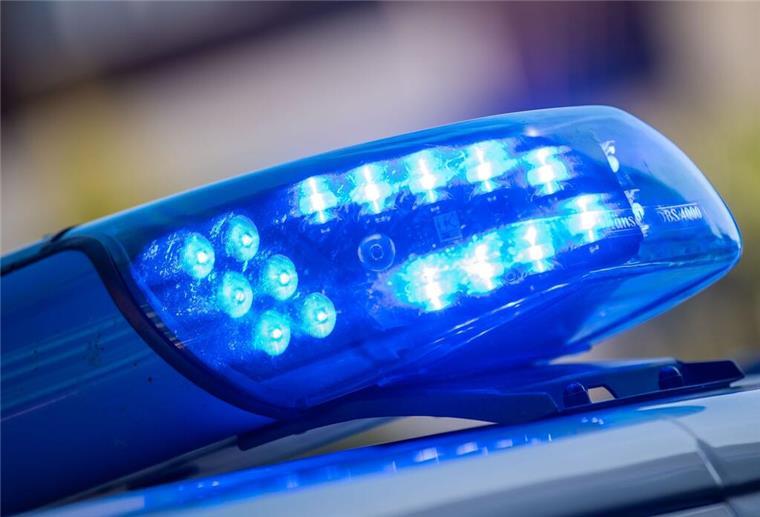 Bremerhaven: Fahrer verliert bei Autorennen die Kontrolle und rast in Zaun Ein Blaulicht ist auf dem Dach eines Polizeifahrzeugs zu sehen.
