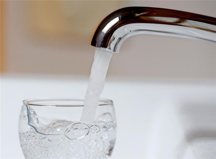 In einer Reihe Einswarder Wohnungen sollten die Mieter wegen der Bleibelastung derzeit kein Wasser aus dem Hahn trinken und auch kein Leitungswasser zum Kochen verwenden. Das Gesundheitsamt rät, das Wasser auch nicht zum Zähneputzen zu nehmen.