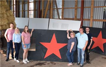 In einer Scheune in Malstedt gestalten Jugendliche die großen Holzplatten, die später einen Lkw-Auflieger zieren.  Das insgesamt 18-köpfige Movewagen-Team kümmert sich um die dreidimensionale Gestaltung. Das Ergebnis ist am 24. August beim Bördemove in Lamstedt zu bewundern.    