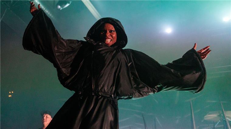 In einer übergroßen Mönchskutte tritt die Sängerin von Skunk Anansie in der Berliner Columbiahalle auf. (Archivbild)