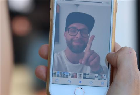 In einer Video-Botschaft an die KGS-Schüler in Tarmstedt lobt Musiker Mark Forster die jungen Menschen für ihr „Friedenslied“.
