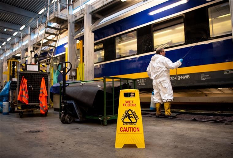 Sachbeschädigung: Graffiti-Entfernung von Bus und Bahn ist teuer In einer Werkstatt der Nordwestbahn wird daran gearbeitet Graffiti von den Waggons zu entfernen.