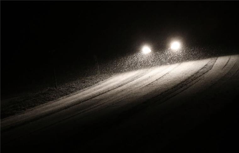 In einigen Teilen Deutschlands kämpfen die Autofahrer mit winterlichen Straßenverhältnissen.