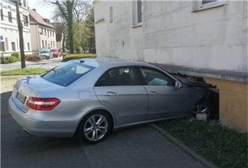 In Einswarden ist ein Auto in ein Haus gefahren. 