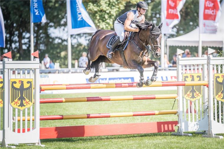 Das passiert heute bei den Elmloher Reitertagen In Elmlohe gibt es auch am Freitag guten Sport zu sehen. Unser Foto zeigt Springreiterin Anja-Sabrina Heinsohn auf Voodoo Fire.