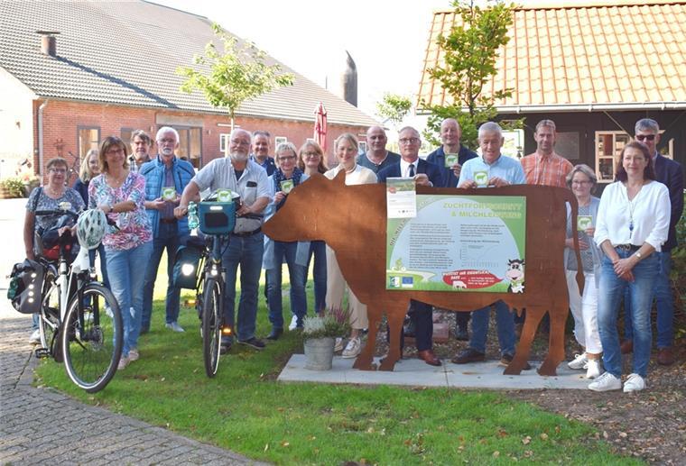 In Elsfleth-Fuchsberg fiel jetzt der Startschuss für die neuen Radtouren. Das Foto zeigt die Mitglieder der lokalen Aktionsgruppe Wesermarsch in Bewegung, Vertreter der Tourismusgemeinschaft Wesermarsch sowie Carsten Fischer vom Amt für regionale Landesentwicklung Oldenburg. 