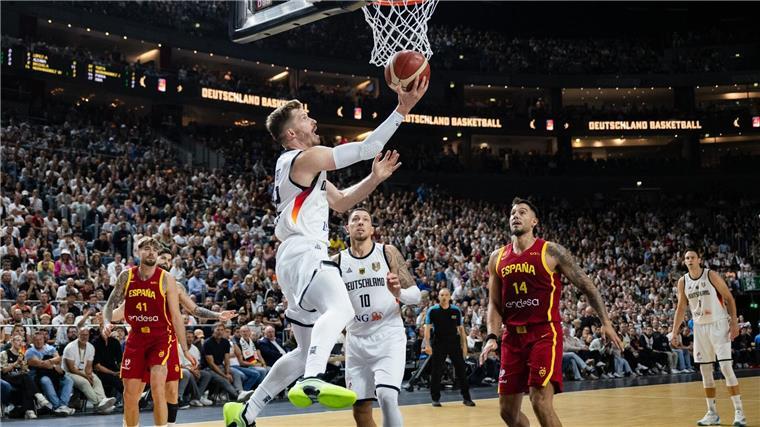 Nowitzki sieht Sieg: Basketballer bezwingen Spanien erneut In EM-Form: Andreas Obst beim Korbleger.
