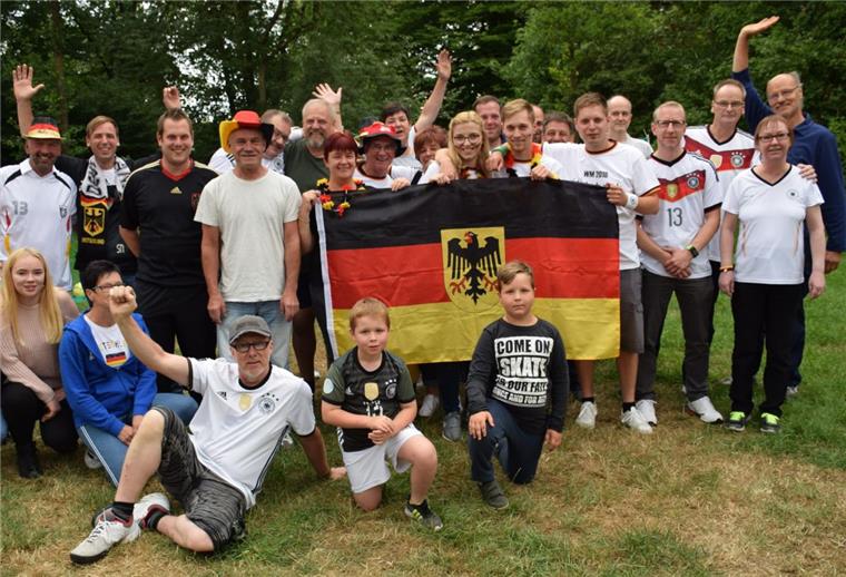 Rund 200 Zuschauer bei Public Viewing in Nordenham In FAH kamen rund 50 Fans zum Public Viewing zusammen. Beim Fototermin in der Halbzeit-Pause waren sie noch optimistisch, dass die DFB-Elf das Spiel gewinnen würde.