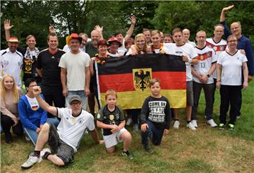 In FAH kamen rund 50 Fans zum Public Viewing zusammen. Beim Fototermin in der Halbzeit-Pause waren sie noch optimistisch, dass die DFB-Elf das Spiel gewinnen würde.
