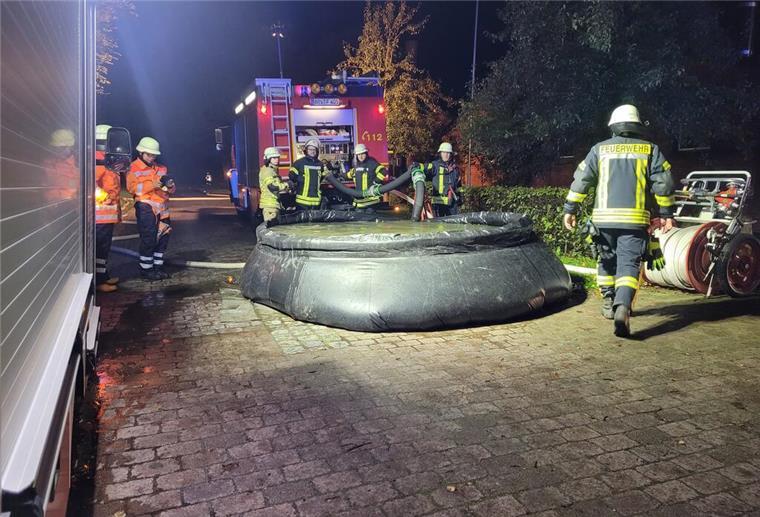 In Faltbehältern wird Löschwasser gesammelt.