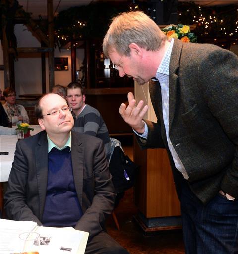 In Flögeln hat er ein Ohr für die Sorgen der Landwirte: Niedersachsens Agrarminister Christian Meyer (Grüne, links) im Gespräch mit Wesermündes Landvolk-Vorsitzendem Jan Heusmann.  Foto Scheer