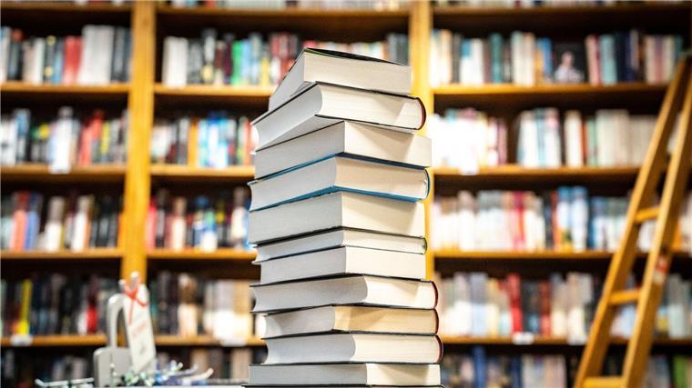 In diesem Land werden besonders viele Bücher gekauft In Frankreich leben rund 68 Millionen Menschen - der Studie zufolge hat jeder von ihnen durchschnittlich fünf Bücher gekauft.