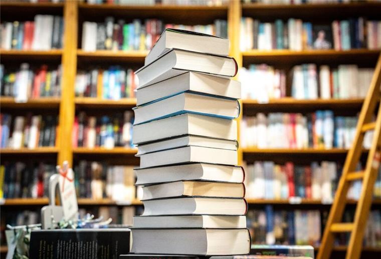 In diesem Land werden besonders viele Bücher gekauft In Frankreich leben rund 68 Millionen Menschen - der Studie zufolge hat jeder von ihnen durchschnittlich fünf Bücher gekauft.
