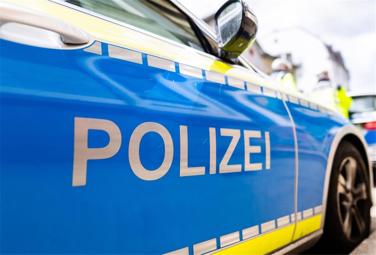 Landkreis Oldenburg: Geldautomat gesprengt - Täter auf der Flucht Polizeifahrzeug
