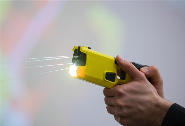 Polizei setzt Taser ein: Mann (39) stirbt Ein Polizeibeamter demonstriert einen Schuss mit einem Distanzelektroimpulsgerät (DEIG oder auch Taser).