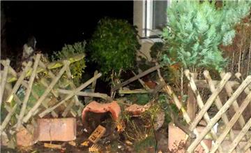 In Geestemünde hat eine Frau gleich zweimal eine Unfallflucht verursacht.  Auf unserem Foto ist der zerstörte Gartenzaun in der Straße Vierhöfen zu sehen.