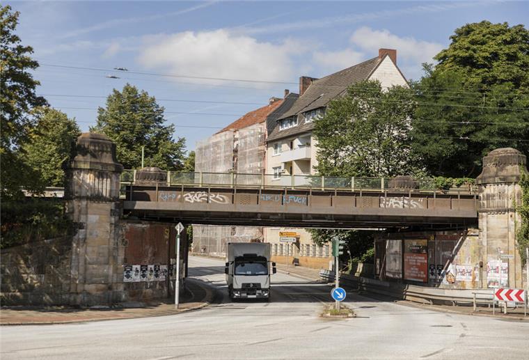 Autos fahren unter einer Brücke hindurch