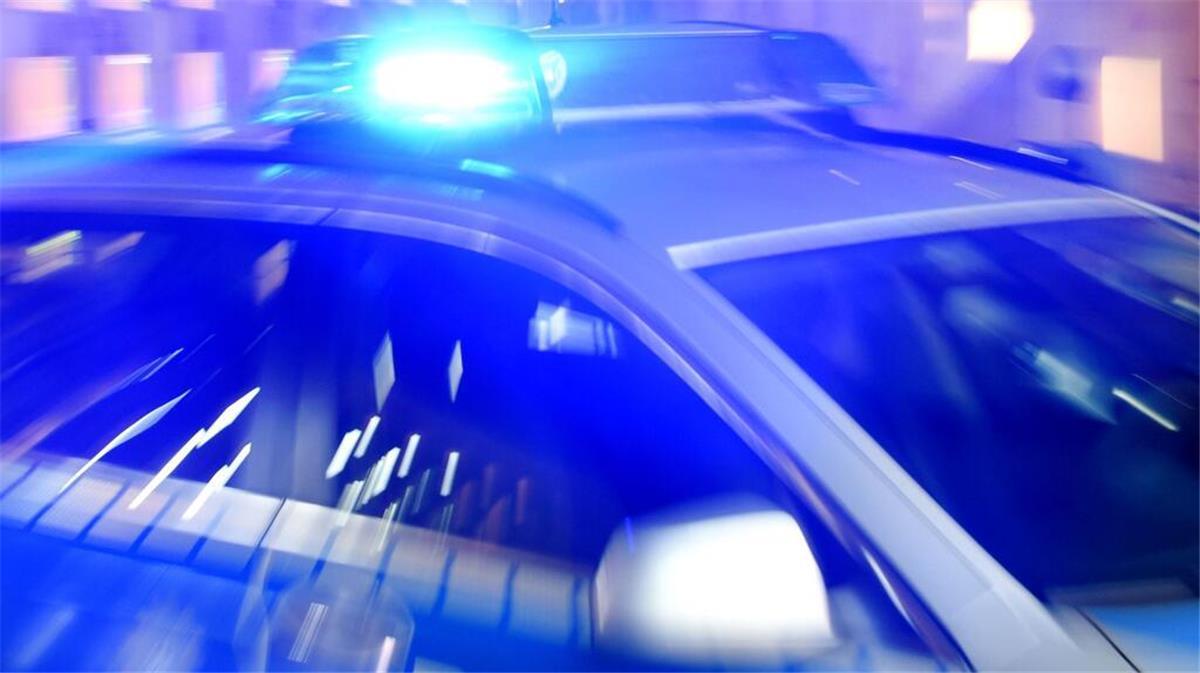 Werkzeuge weg! Polizei sucht Zeugen des nächtlichen Einbruchs Ein Streifenwagen der Polizei steht mit eingeschaltetem Blaulicht auf der Straße.