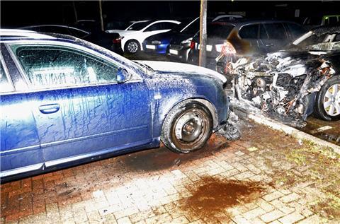 In Geestemünde wurden mehrere Autos durch ein Feuer beschädigt. Foto Polizei