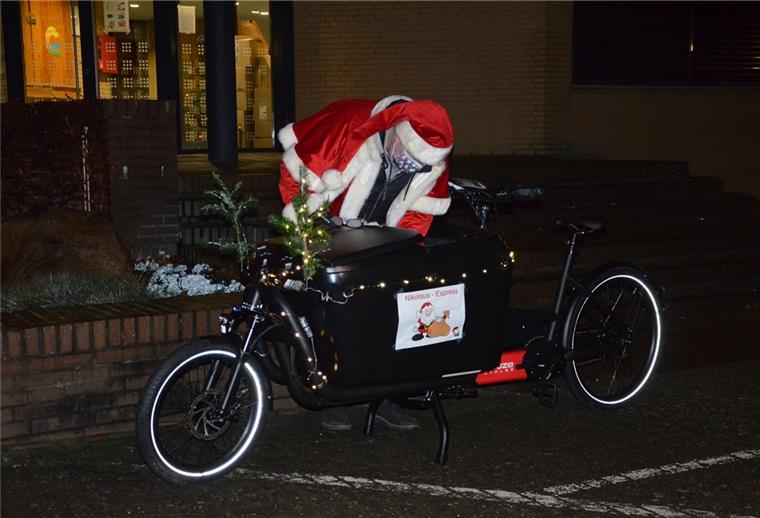 In Geestland ist es noch stockdunkel, als sich „Nikolaus“ Thorsten Krüger am frühen Sonntag mit Lastenfahrrad und Geschenken auf den Weg durch die Gemeinde macht.