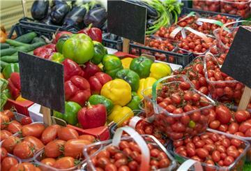 Verschiedenes Gemüse liegt im Supermarkt in der Auslage. In Gemüse steckt kein Vitamin B12. Ernährt man sich vegan, muss man auf einen möglichen Mangel achtgeben.