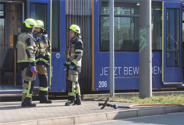 Gera: Einsatzkräfte von Polizei und Feuerwehr sind nach einem Brandanschlag in einer Straßenbahn im Einsatz. 