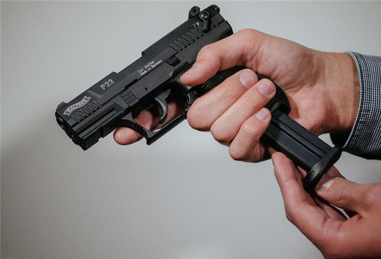 Ein Mann lädt eine Schreckschuss-Pistole «Walther P22» mit einem Magazin.