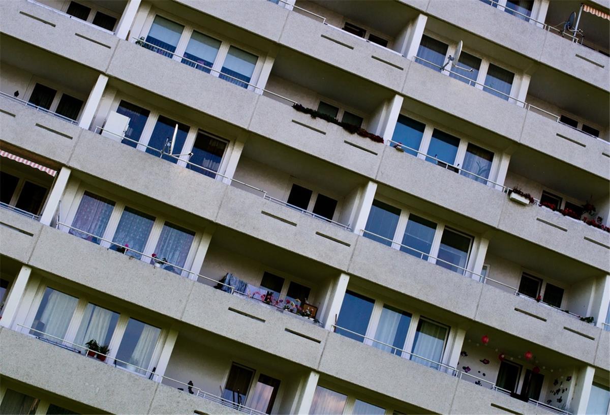 Bremen will bezahlbaren Wohnraum fördern Die Fassade eines Wohnblocks.